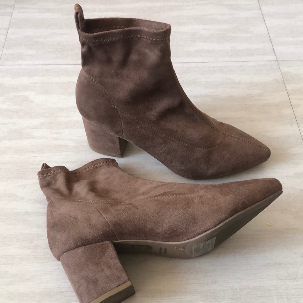 Suede pointed toe booties / size 8